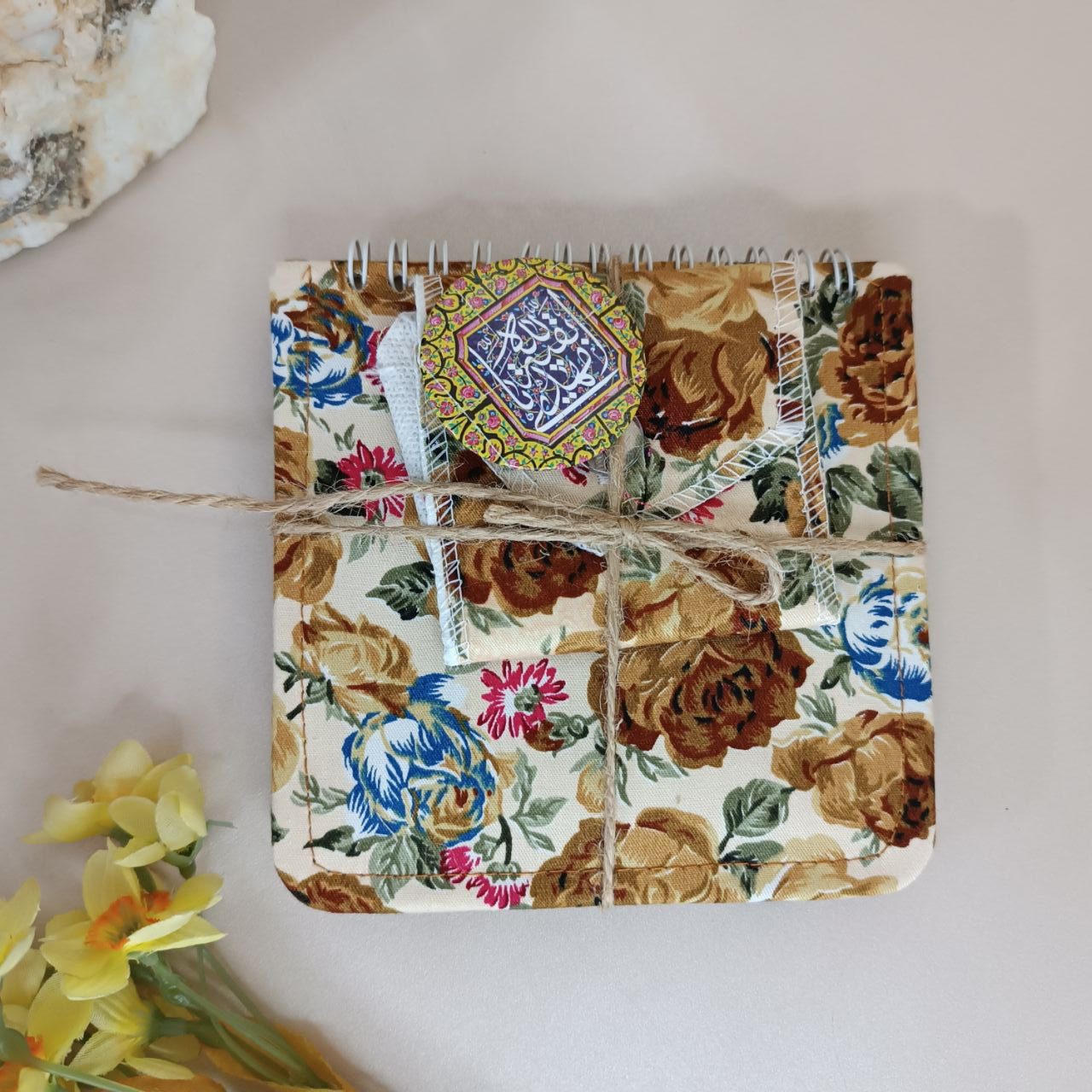 دفتر یادداشت گلدار با پیکسل و جانماز